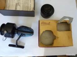 Moulinet Mitchell 300 Pick-up Premier Modèle En TBE Avec Une Deuxième Bobine Et Boite D'origine -Mitchell 00003 Moulinet Mitchell 300 pick up premier modele en TBE avec une deuxieme bobine et boite d origine